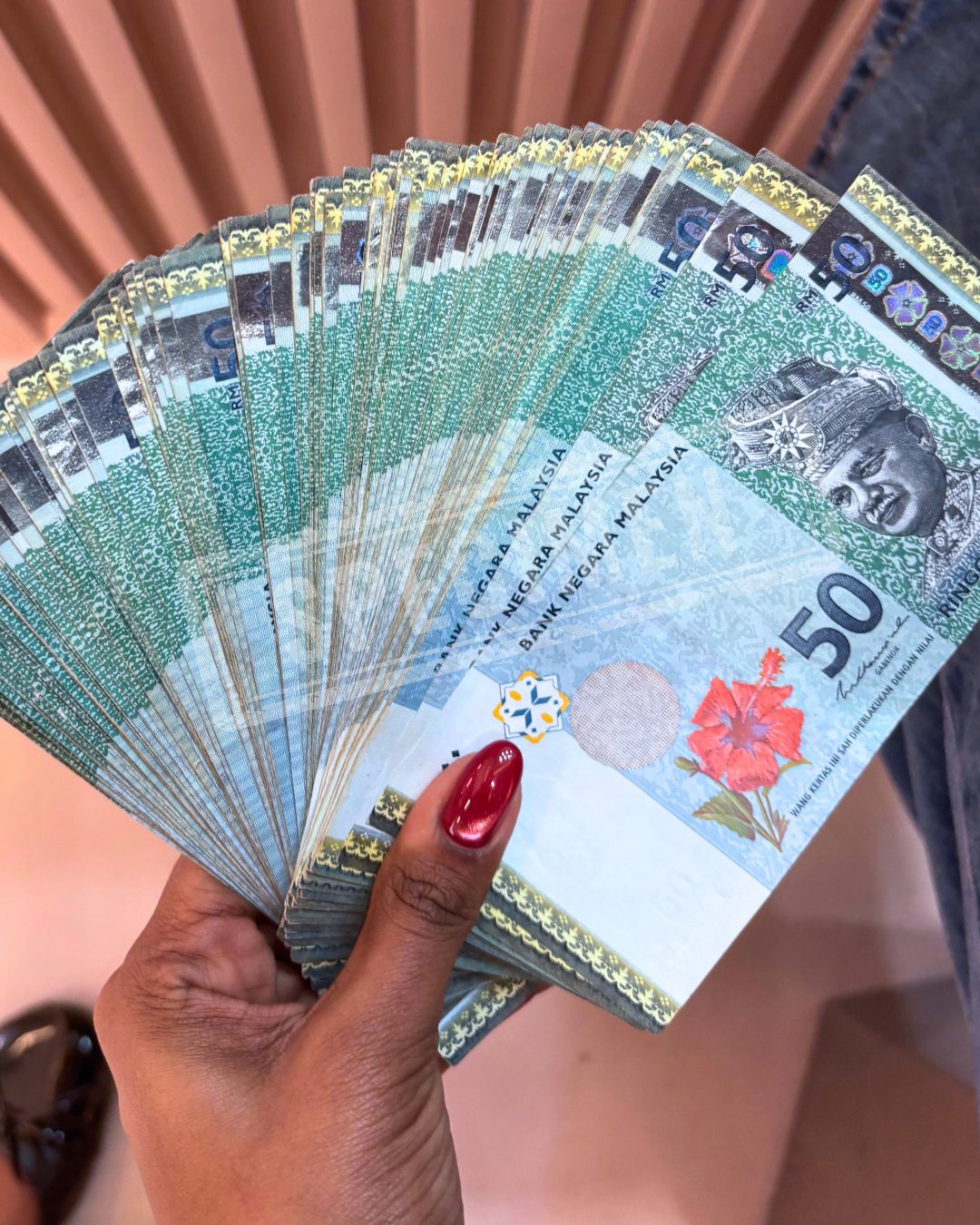 woman showing money