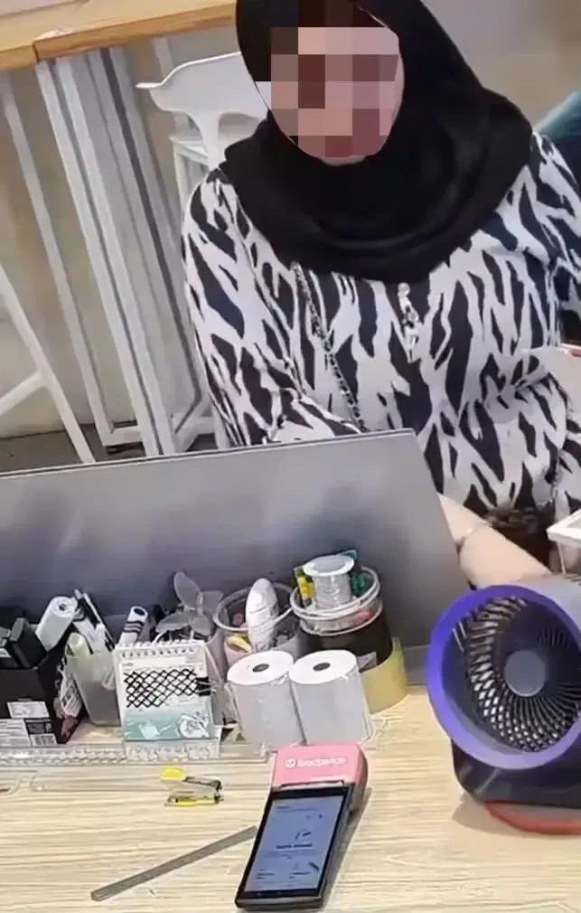 Woman unplugs phone from charging cable and steals it