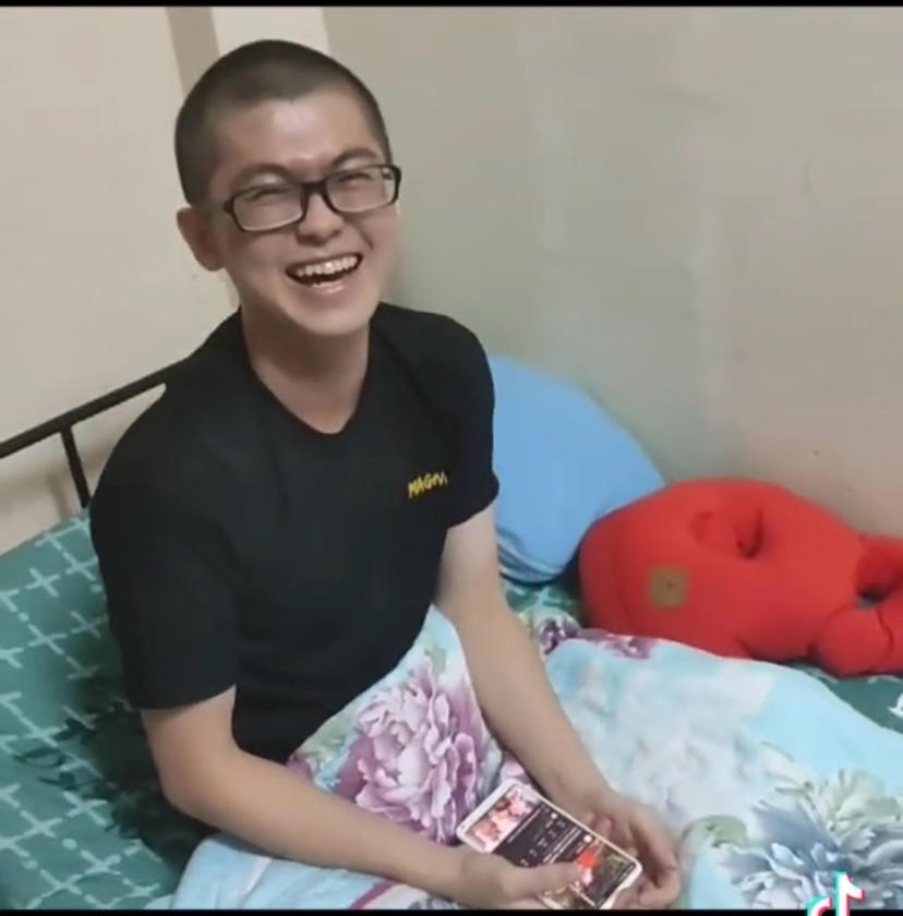 M'sian chinese student who's afraid of ghosts plays surah yassin on his phone to ward them off