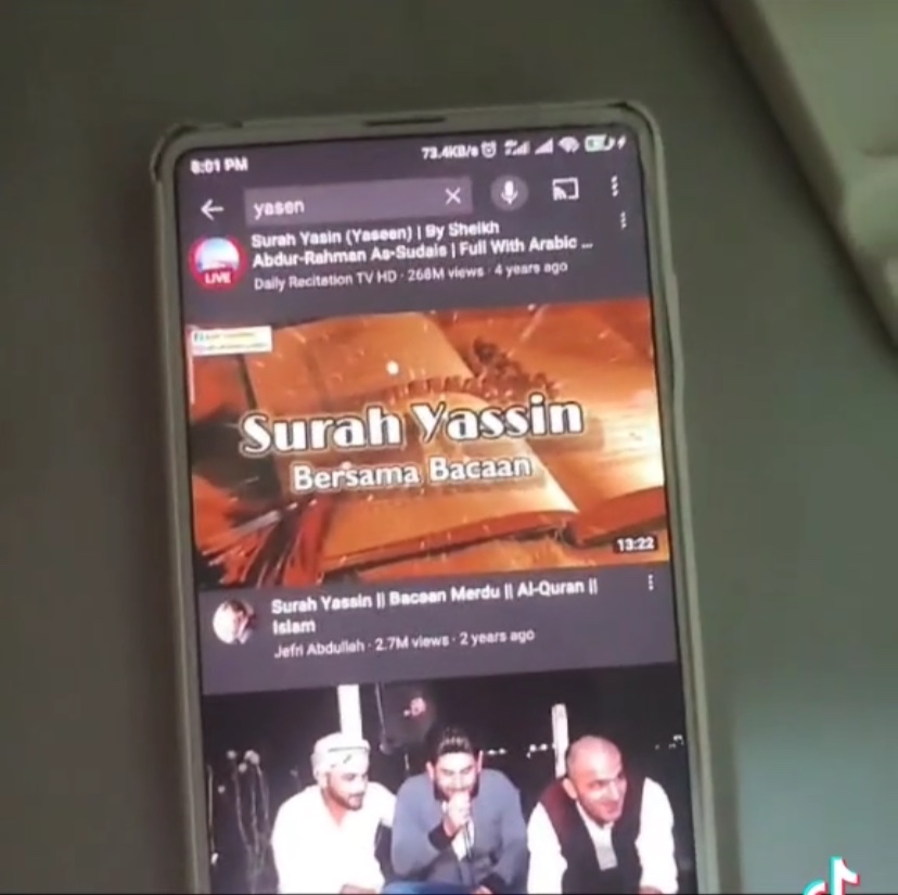 M'sian chinese student who's afraid of ghosts plays surah yassin on his phone to ward them off