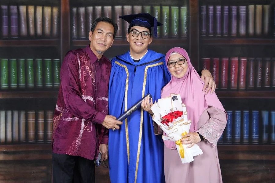 Muhammad amirul asyraf md asri with his parents after his graduation ceremony.