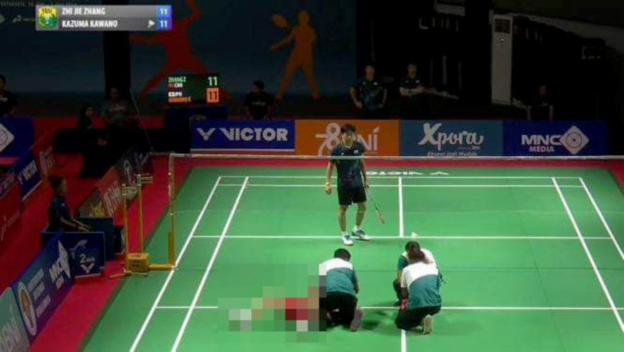 Zhang zhijie collapses at badminton court