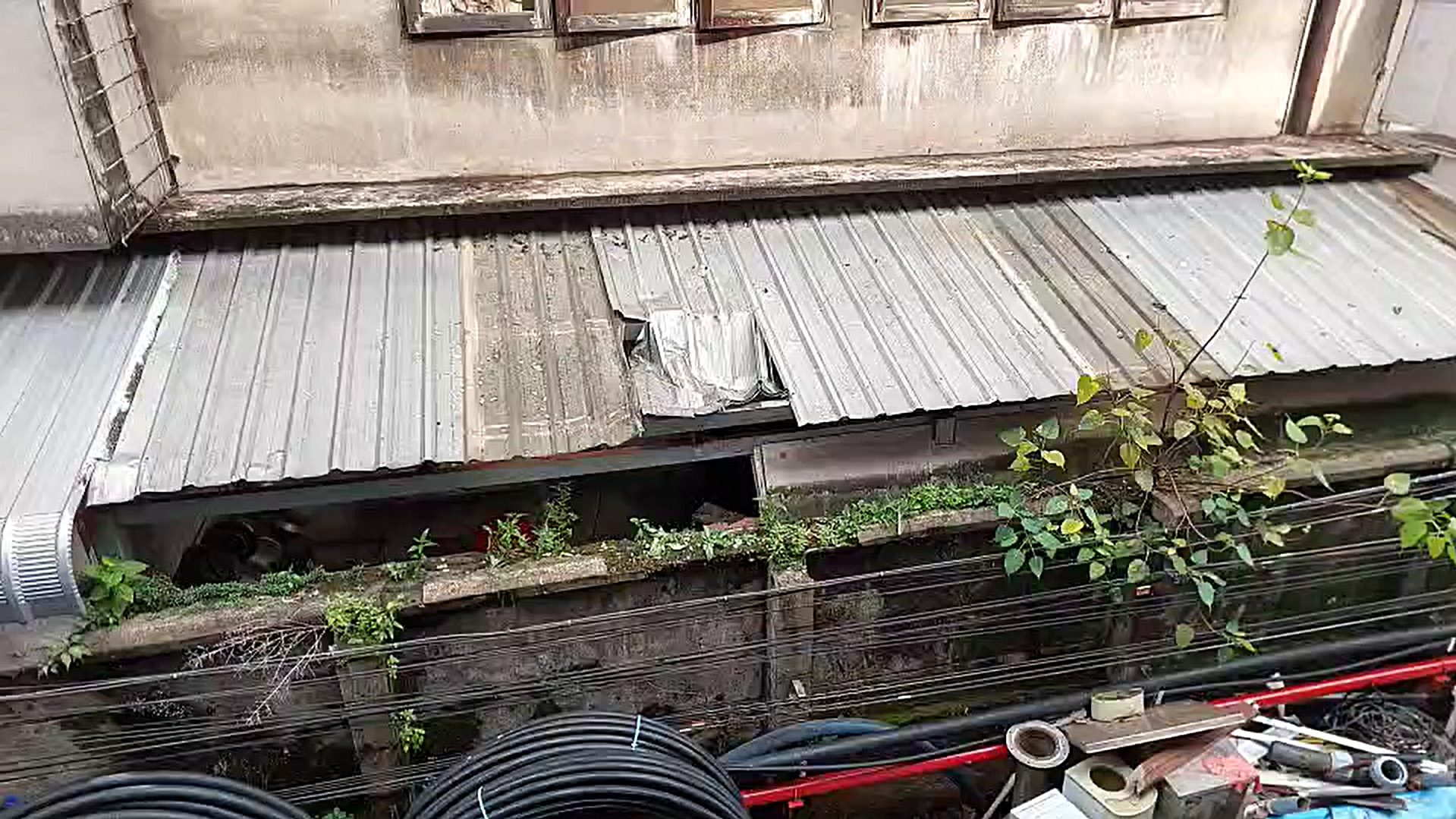 Zinc roof damaged after thai man falls on it